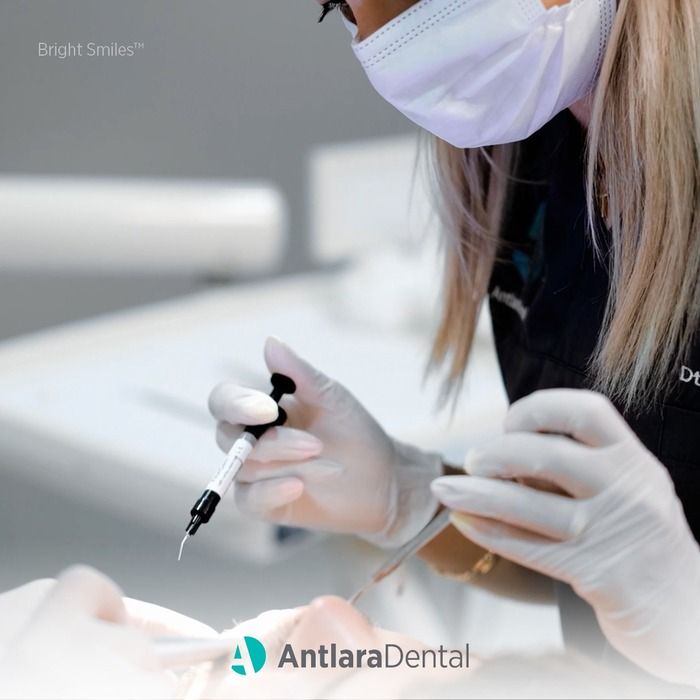 Женщина-стоматолог выполняет стоматологическое лечение со своим оборудованием