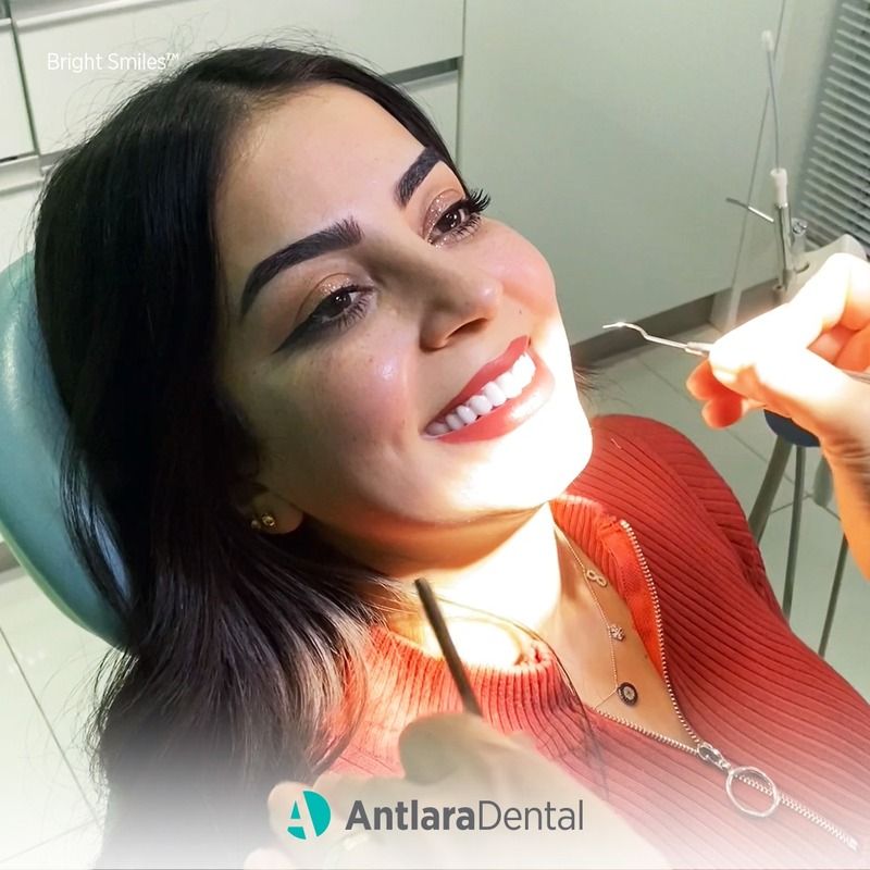 Женщина делает стоматологические виниры за дешево в Турции