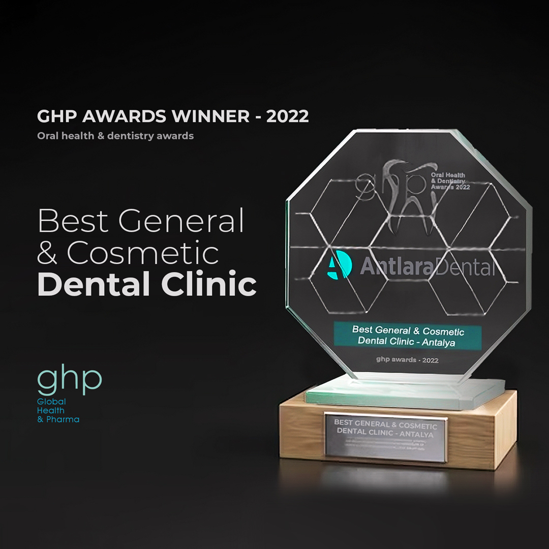 Diş Taşı Temziliği Sonrası Mutluluk, AntlaraDental Diş Kliniği Antalya