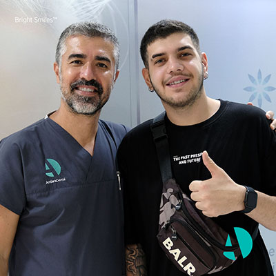 Porselen Diş Kaplama Sonrası Mutluluk, AntlaraDental Diş Kliniği Antalya